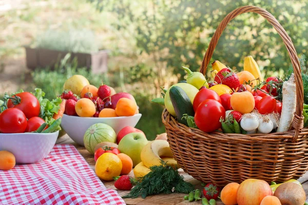 Weidenkorb voller frischem Obst und Gemüse Stockbild