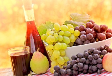 Kırmızı şarap ve üzüm.