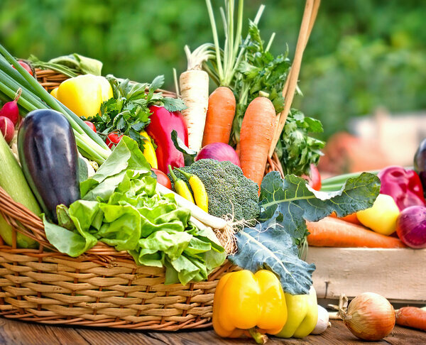 Свежие органические овощи в плетеной корзине

