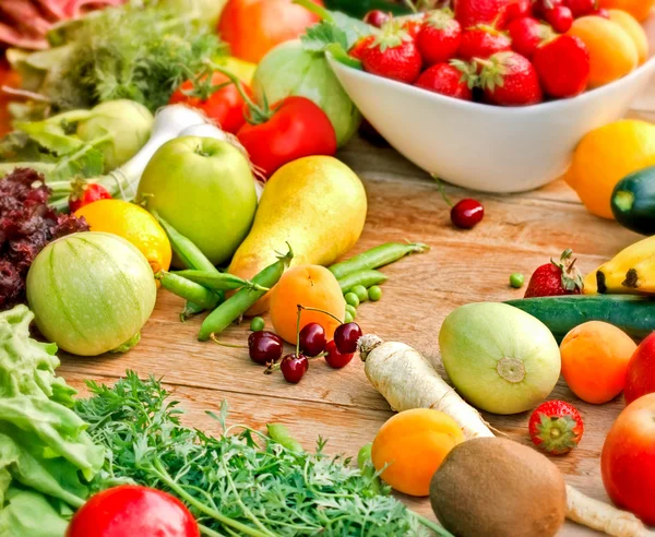 Frutas y hortalizas orgánicas frescas — Foto de Stock