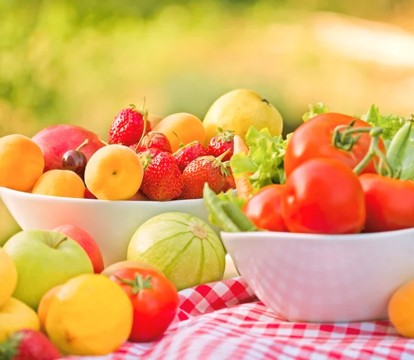 Frutas e produtos hortícolas orgânicos frescos — Fotografia de Stock