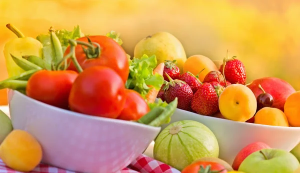 Frutas e produtos hortícolas frescos — Fotografia de Stock