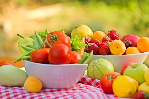 Frutas e legumes orgânicos frescos em uma tigela — Fotografia de Stock