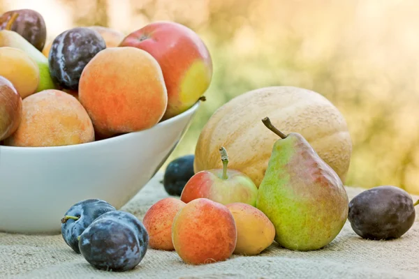 Свежие органические фрукты — стоковое фото
