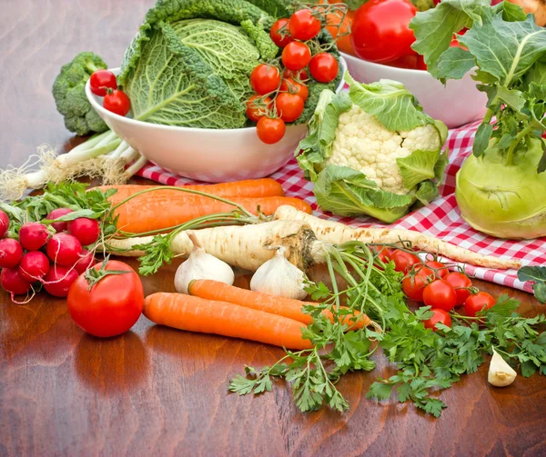 Φρέσκα βιολογικά λαχανικά στο τραπέζι — Φωτογραφία Αρχείου