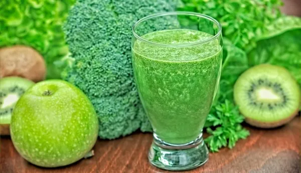 Freshly prepared green smoothie — Stock Photo, Image