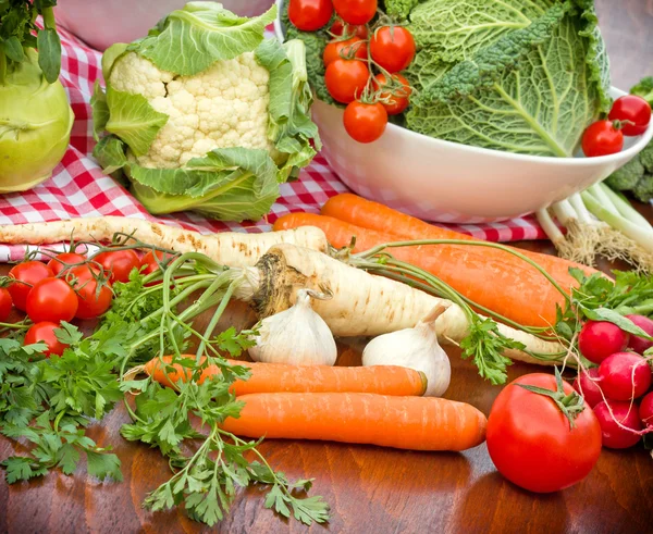 Frisches Bio-Gemüse auf dem Tisch — Stockfoto