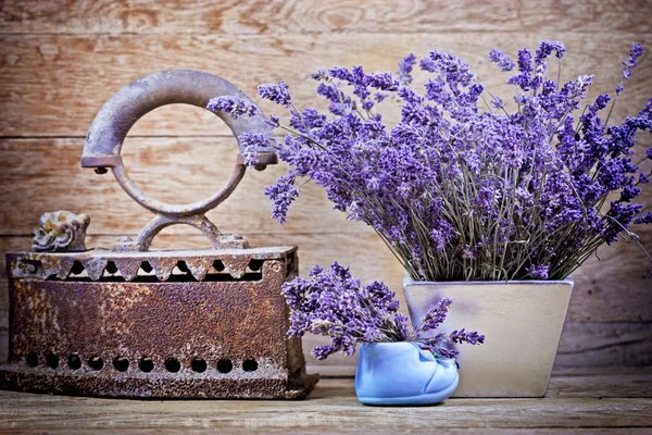 Rustic iron (old iron) and dry lavender — Stock Photo, Image