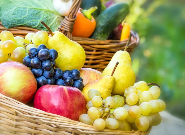 Organické ovoce v proutěném koši — Stock fotografie