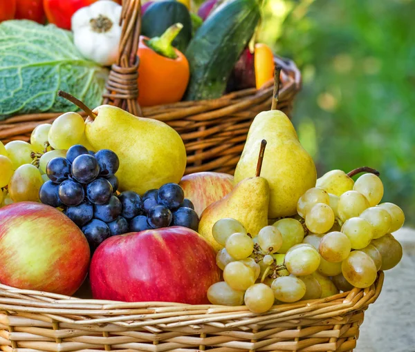 Organic fruits in wicker basket — Stock Photo, Image