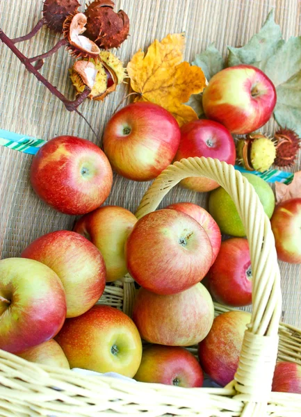 Органічні яблука в плетеному кошику — стокове фото