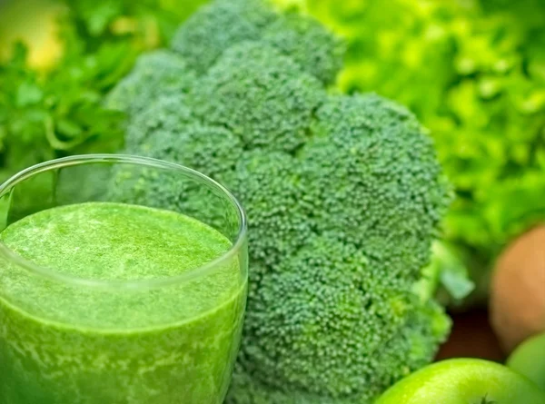 Grön smoothie - grön juice — Stockfoto