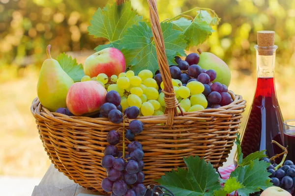 Свіжі осінні фрукти та червоне вино — стокове фото