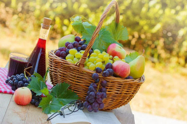 Свежие осенние плоды и красное вино — стоковое фото