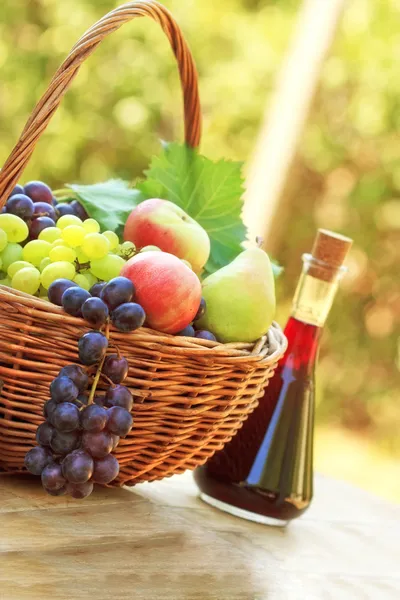 Rode wijn en druiven op een tafel — Stockfoto