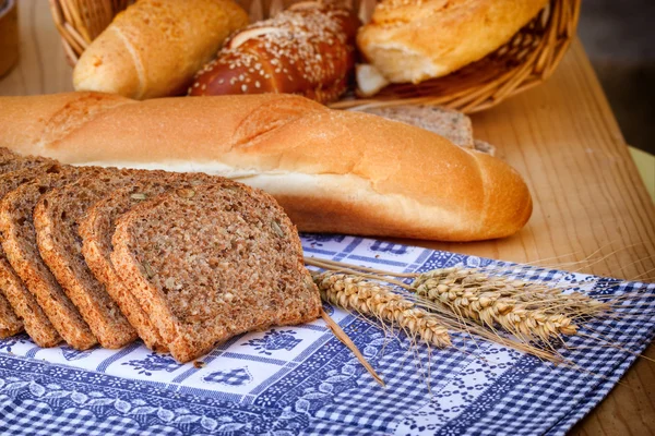 Chléb a pečivo na stole — Stock fotografie