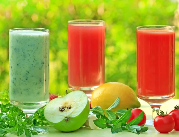 Smoothies gjorda av frukt och grönsaker — Stockfoto