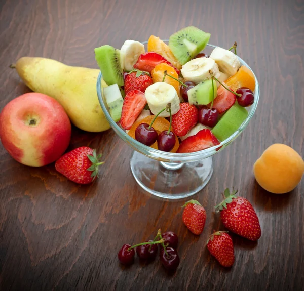 Salada de frutas preparada com frutas orgânicas frescas — Fotografia de Stock