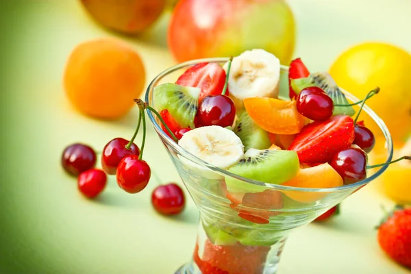 Fruit salad prepared with fresh organic fruits — Stock Photo, Image