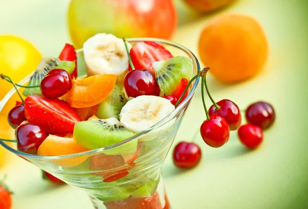 Fruit salad prepared with fresh organic fruits — Stock Photo, Image