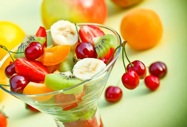 Salada de frutas preparada com frutas orgânicas frescas — Fotografia de Stock