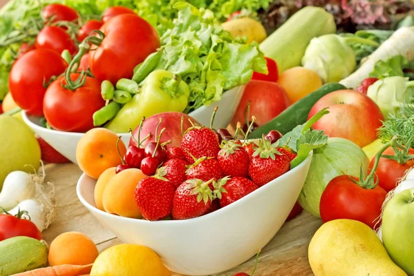 Органические фрукты и овощи — стоковое фото