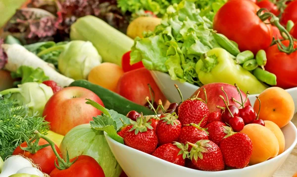 Ekologiska frukter och grönsaker — Stockfoto