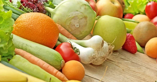 Frutas e produtos hortícolas orgânicos — Fotografia de Stock