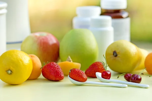 Naturalne witaminy - świeżych owoców — Zdjęcie stockowe