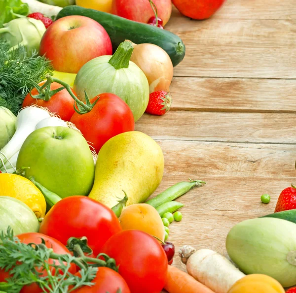 Frutas e verduras orgânicas frescas em uma mesa — Fotografia de Stock