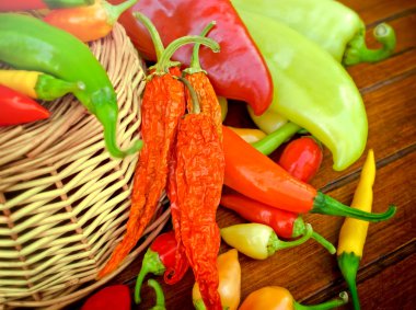 kurutulmuş ve taze biber (çok renkli biber)