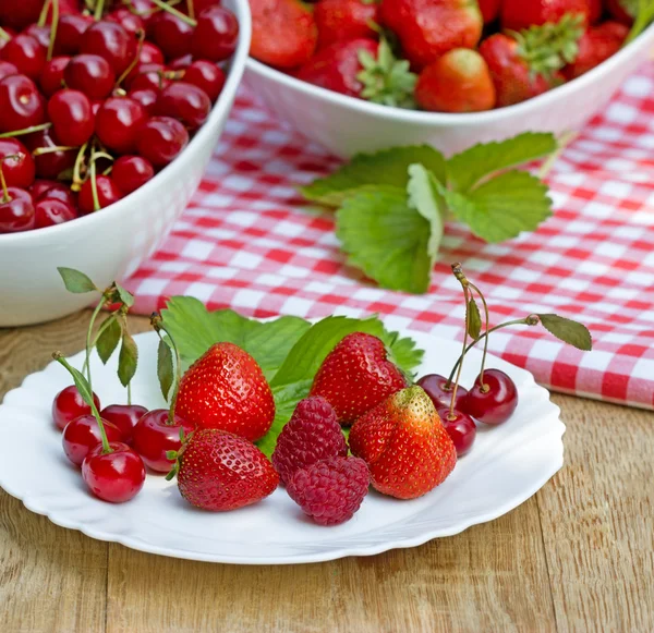 Свежие органические ягоды — стоковое фото