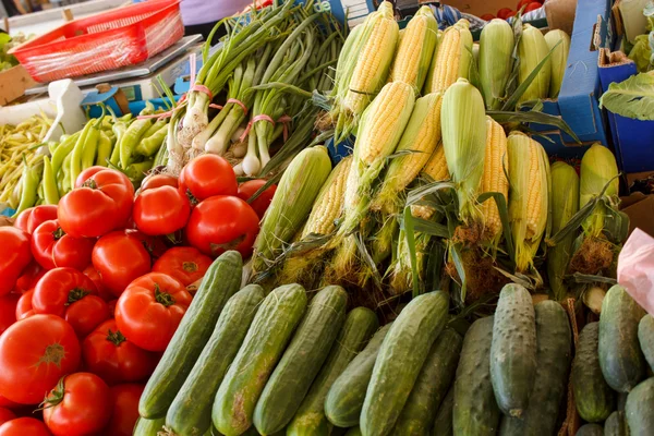 Свежая органическая кукуруза на рынке и другие овощи — стоковое фото