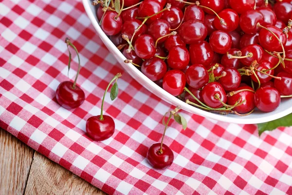 Cerejas em uma tigela — Fotografia de Stock