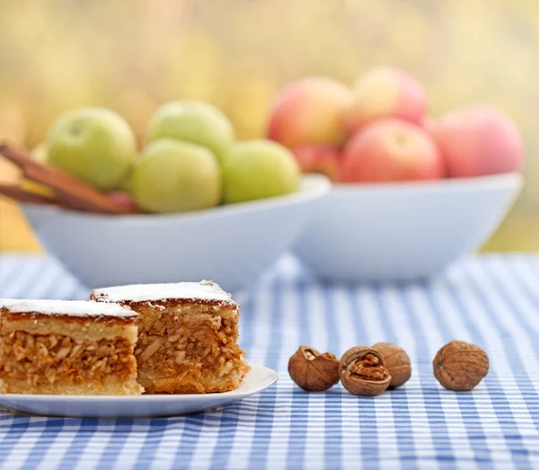 苹果馅饼-苹果蛋糕在桌子上 — 图库照片