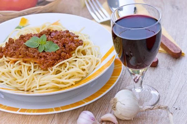 Spaghetti and glass of red wine — Stock Photo, Image