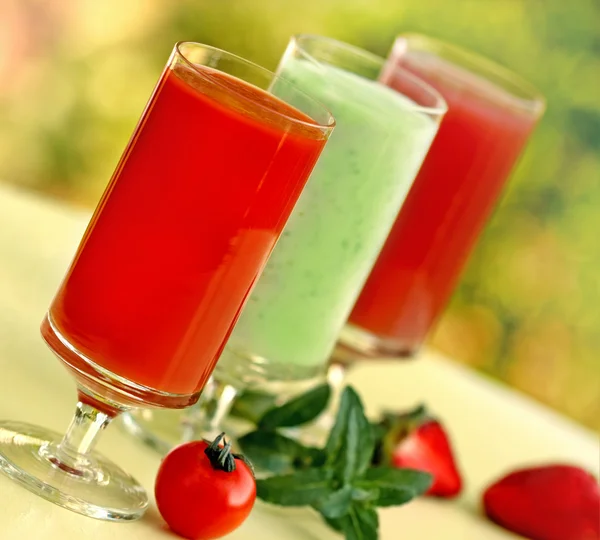 Healthy smoothie and juices — Stock Photo, Image