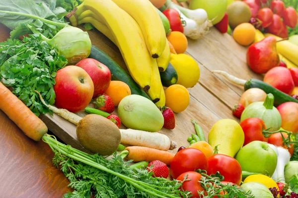 Överflöd av färska ekologiska frukter och grönsaker — Stockfoto