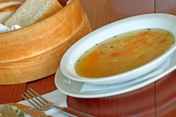 Soupe de légumes sur une table — Photo