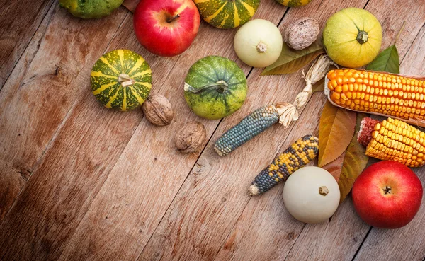 Oogsten op een tafel — Stockfoto