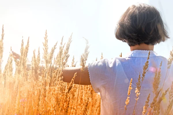 Vrouw genieten van de natuur (in hoge, droog gras) — Stockfoto