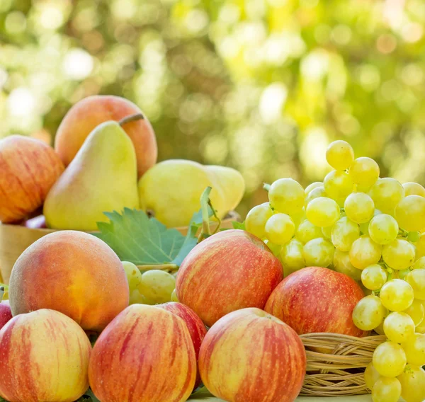 Свежие органические фрукты на столе — стоковое фото