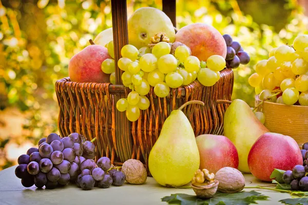 Frutta Fresca Cesto Vimini Tavolo — Foto Stock