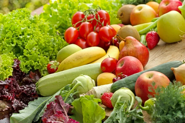 Buah-buahan dan sayuran di atas meja — Stok Foto