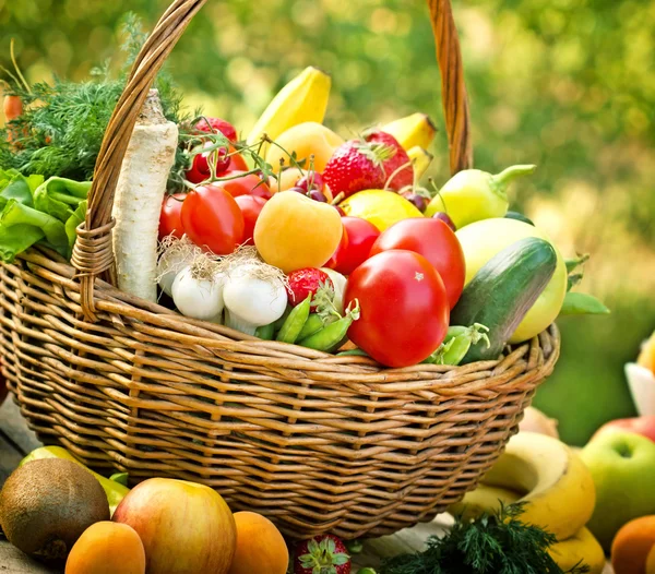 Wiklinowy koszyk jest mnóstwo świeżych owoców i warzyw — Zdjęcie stockowe