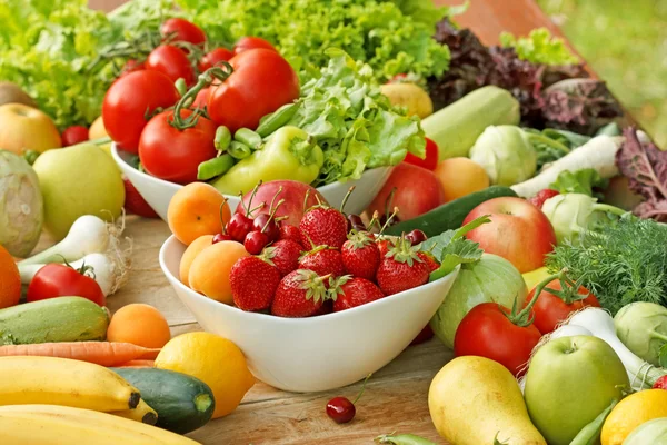 Organiczne owoce i warzywa w kręgle — Zdjęcie stockowe