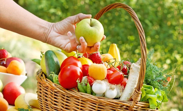 Välj färska, ekologiska frukter och grönsaker — Stockfoto