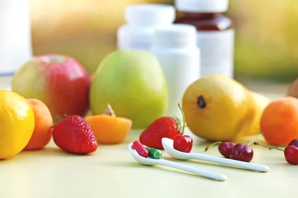 Naturliga eller syntetiska vitaminer ? — Stockfoto