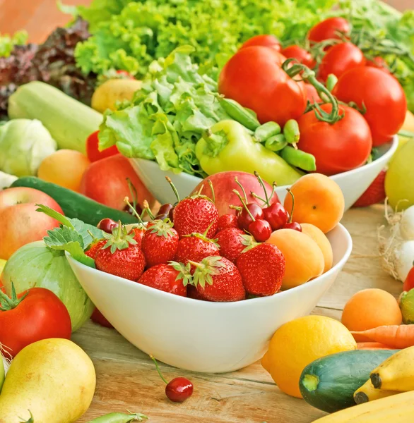 Organic fruits and vegetables — Stock Photo, Image