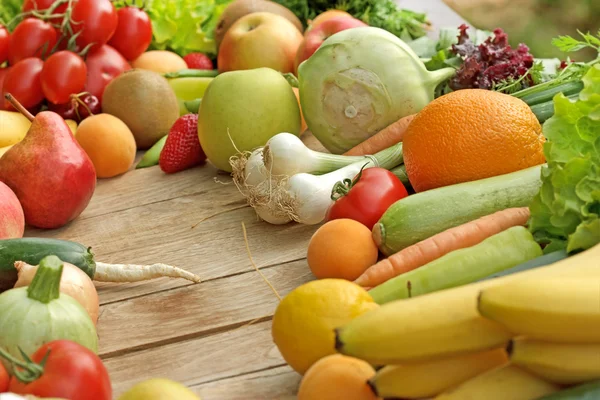 Frutas e produtos hortícolas orgânicos frescos — Fotografia de Stock